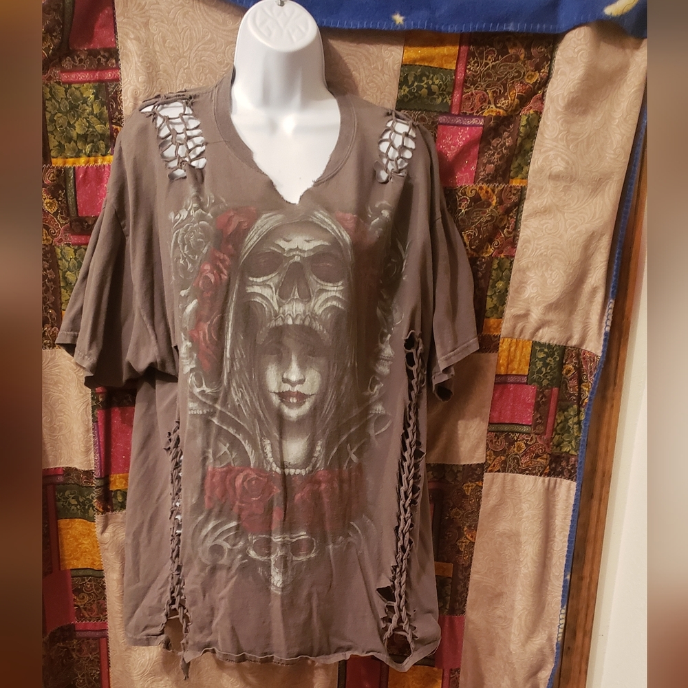 Gray Graphic T-Shirt with Skull and Roses